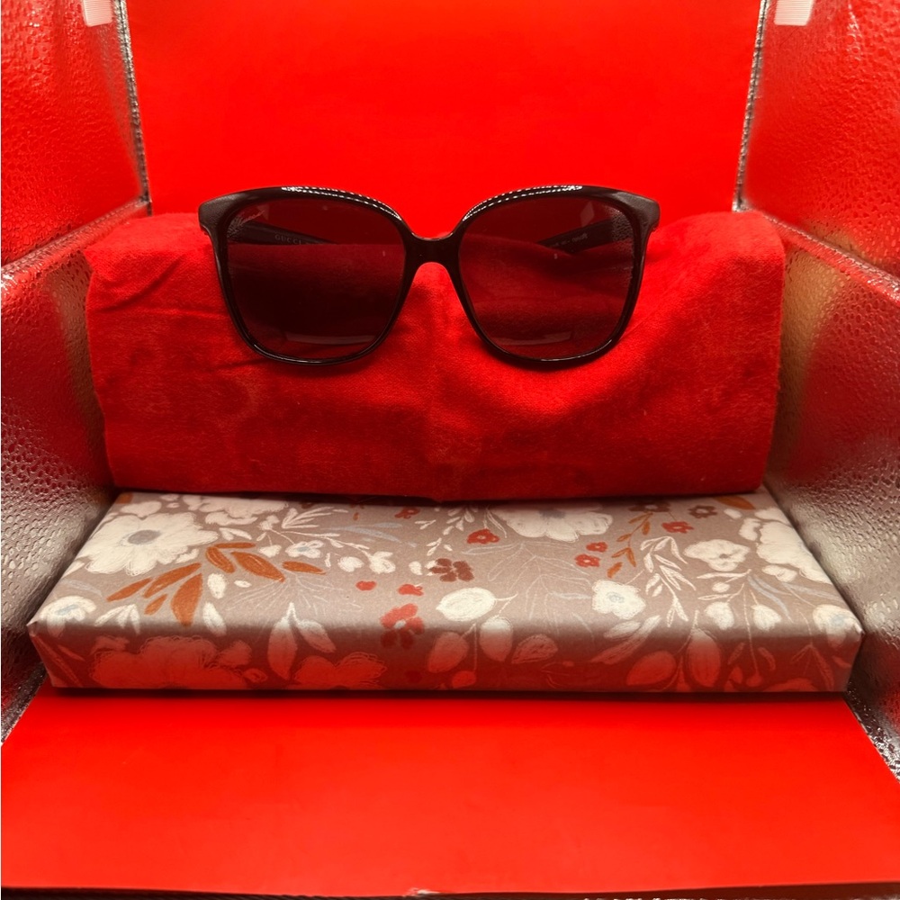 Gucci Black Women's Oversized Sunglasses - Picture 3 of 16